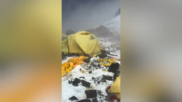 Lixo acumulado e tendas abandonadas: Imagens mostram o último acampamento antes de chegar ao topo do Evereste 