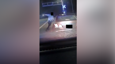 O momento em que agente da polícia escapa por um triz a carro desgovernado durante operação de trânsito nos EUA