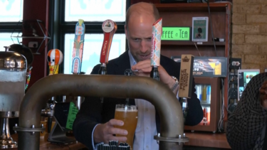 Uma visita real com sabor a cerveja: Príncipe William ‘põe mãos à obra’ e tira uma imperial num bar no sul de Londres
