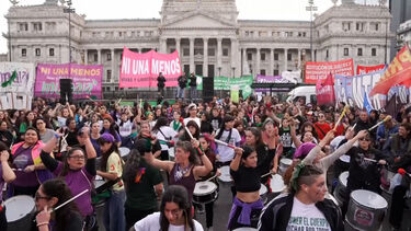 Milhares de manifestantes marcham nas ruas de Córdoba contra o feminicídio na Argentina após morte de mais uma adolescente