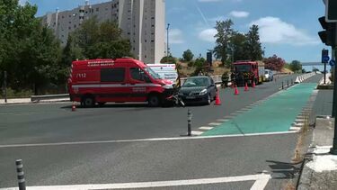 Um ferido em colisão entre carro e ambulância na Avenida Lusíada em Lisboa