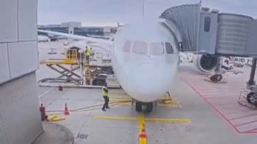 O momento em que avião colapsa após falha de trem de aterragem em Frankfurt. Há vários feridos