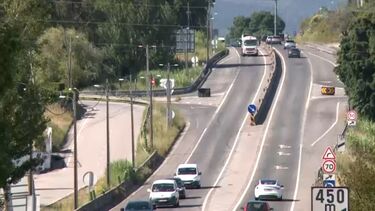 Um morto em colisão entre carro e camião no IC2 em Coimbra. Trânsito condicionado