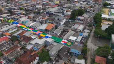 Cidade na Amazónia celebra Mundial com instalação gigante de bandeiras das seleções