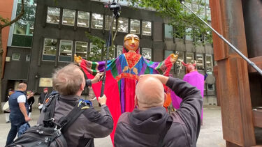Marionetas gigantes invadem ruas de Londres em desfile climático