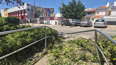 Mulher morre colhida por carro no passeio em frente ao marido. Bombeiros de Albufeira impedem condutora de fugir