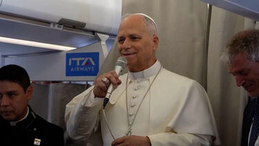 “Muito obrigado pelo vosso serviço”: Papa Leão XIV agradece aos jornalistas presentes no avião rumo a Madrid