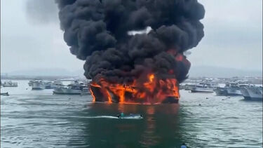 Chamas consomem barcos de pesca em porto no Equador