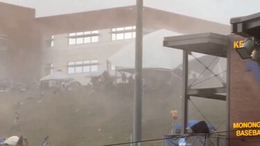 Imagens mostram tenda a ser arrastada devido a fortes ventos no estado norte-americano da Virgínia Ocidental
