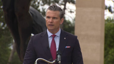 Pete Hegseth associa imigração a “invasão” durante cerimónias do Dia D em França