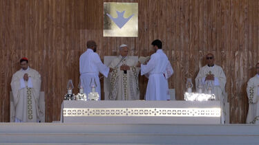 "Esta é a juventude do Papa": multidão aplaude Leão XIV à chegada para missa celebrada no centro de Madrid