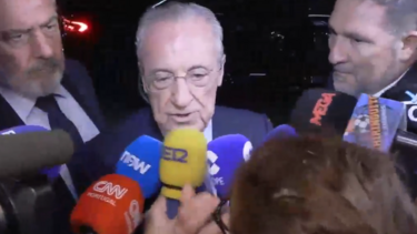 Florentino Pérez na chegada ao hotel para o primeiro discurso após vencer as eleições do Real Madrid