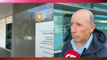 Utente aguarda em longa fila para ser atendido pelo Instituto dos Registos e do Notariado no Campus de Justiça