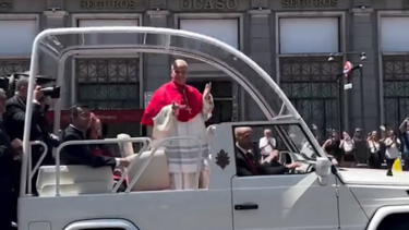 Papa Leão XIV volta a protagonizar momento viral com gesto “6-7” em Madrid