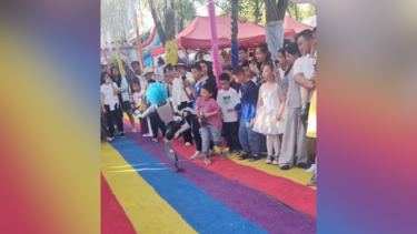Robô humanóide pontapeia criança durante espetáculo em parque de diversões na China