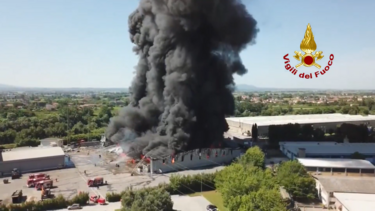 Enorme coluna de fumo após incêndio de grandes dimensões em fábrica de plástico em Itália