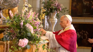 Papa Leão XIV visita Catedral da Almudena e conduz momento de oração em Madrid