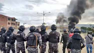 Confrontos na Bolívia após presidente assinar lei que facilita repressão de protestos   