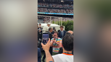 Momento emotivo: jovem corre para entregar desenho ao Papa em Madrid