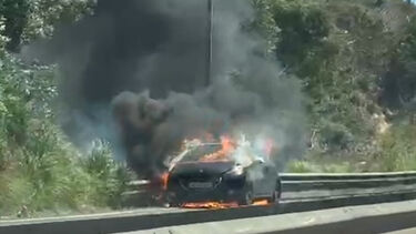 Imagens mostram carro em chamas em Rio de Mouro