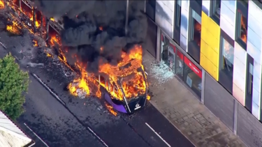 Imagens aéreas mostram chamas e caos nas ruas de Belfast durante protestos anti-imigração