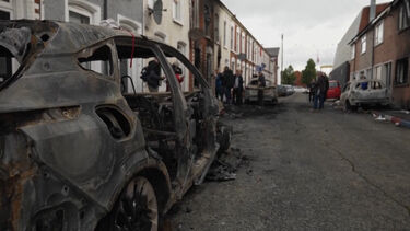 Casas e viaturas danificadas após protestos anti-imigração na Irlanda do Norte  
