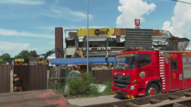 O momento em que novo abalo interrompe operações de resgate nas Filipinas