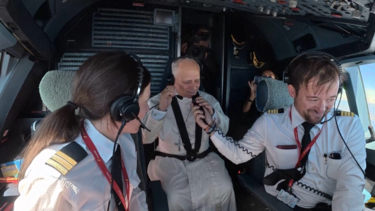 Papa Leão XIV troca papamóvel por cockpit durante voo em Espanha 