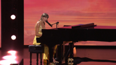 Taylor Swift surpreende fãs com atuação na antestreia de Toy Story 5 