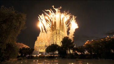 Espetáculo de luz e fogo de artifício assinala bênção de nova torre da Sagrada Família 
