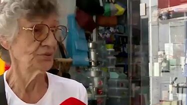 "Copos, latas, garrafas... há de tudo": moradores de Alfana queixam-se de lixo na rua em altura de Santos Populares