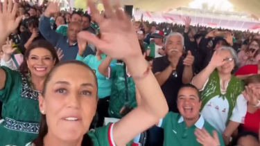 Presidente mexicana junta-se a milhares de adeptos para a estreia do México no Mundial
