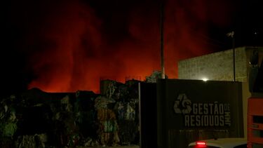 Dominado incêndio que deflagrou em armazém de reciclagem em Montemor-o-Novo