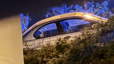 Carro despista-se e fica em risco de cair por encosta em Cascais