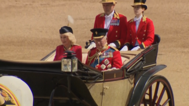Rei Carlos III celebra aniversário oficial com tradicional desfile militar em Londres