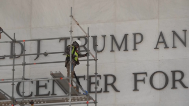 Kennedy Center avança com remoção do nome de Donald Trump após ordem judicial