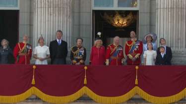 Família real britânica assiste a ‘flypast’ a partir da varanda do Palácio de Buckingham 