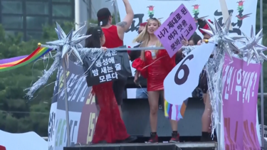 Marcha LGBTQ+ reúne milhares de pessoas no centro de Seul