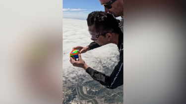 Novo recorde mundial: paraquedista resolve dois cubos de Rubik a 4 mil metros de altura e entra para o Guinness