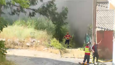 Ouvidas explosões durante combate a incêndio nas Galinheiras em Lisboa 