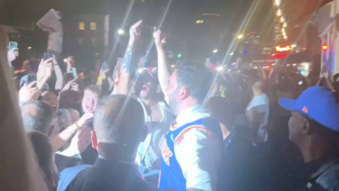 Mamdani junta-se à festa nas ruas de Nova Iorque após regresso histórico dos Knicks aos títulos da NBA