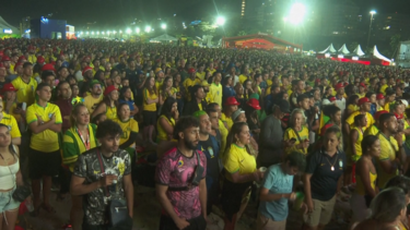Copacabana veste-se de verde e amarelo para acompanhar estreia do Brasil no Mundial