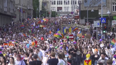 Marcha LGBTQ+ leva milhares de pessoas ao centro de Bucareste em defesa da igualdade