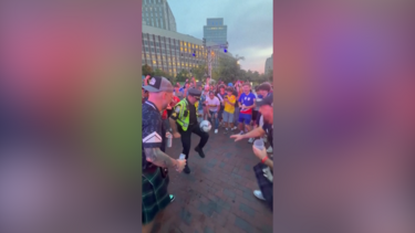 Polícia dá espetáculo com bola e conquista aplausos de adeptos do Mundial em Boston