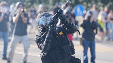 Fogo, gás lacrimogéneo e destruição: manifestantes anti-G7 em confrontos violentos com a polícia em Genebra