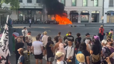 Imagens mostram incêndio e confrontos em Genebra em manifestação contra o G7