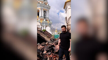 Zelensky visita mosteiro histórico atingido por ataques russos  
