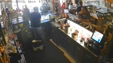 Novas imagens exclusivas da CMTV mostram padrasto em café em Fátima um dia depois de ter abandonado crianças francesas