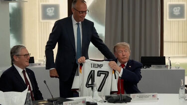 Chanceler alemão oferece camisola da seleção da Alemanha a Donald Trump 