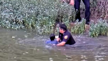 O momento em que polícias salvam criança dada como desaparecida no Texas 